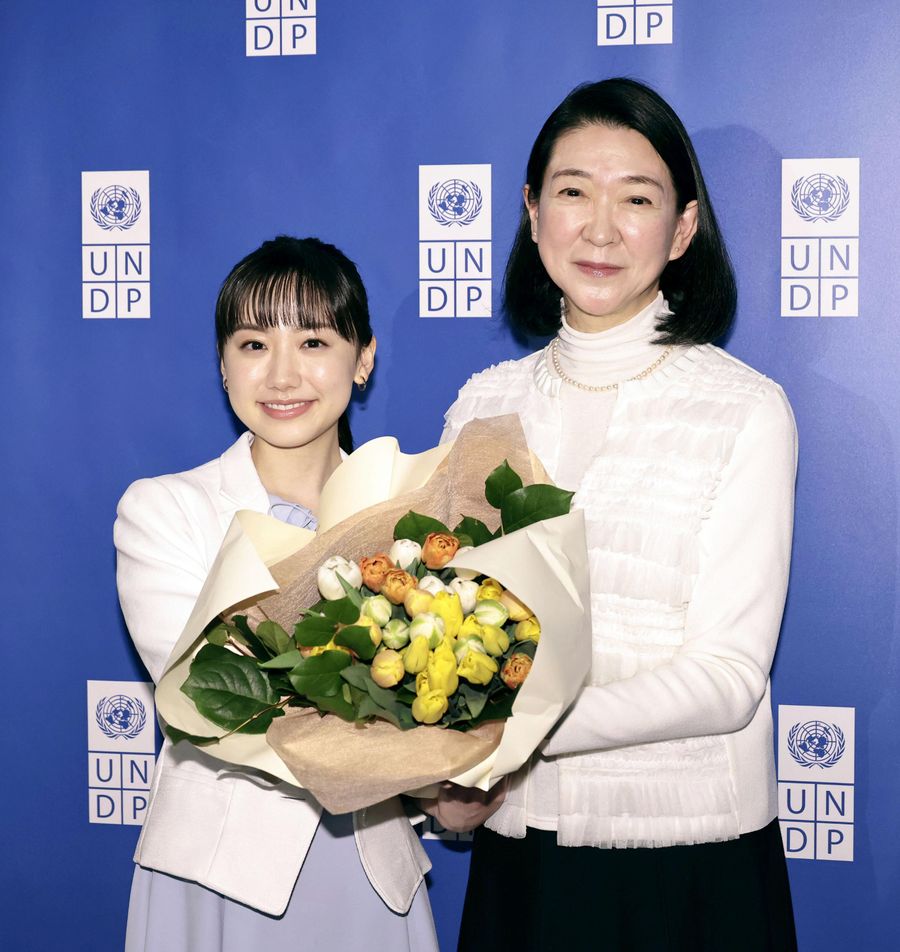 記者会見に登場した芦田愛菜さん＝左＝と紺野美沙子さん（６日、東京都千代田区）