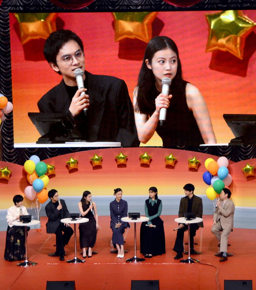 トークイベントでファンに作品の魅力をアピールする北村匠海さん（左から２人目）、今田美桜さん（同３人目）ら出演者（東京都渋谷区のNHKホール）