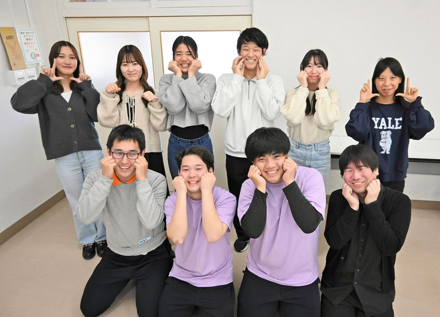 「保育研究会」の学生ら。「子どもだけでなく、保護者にも楽しんでもらいたい」と活動しています（高知市旭天神町の高知学園短大）