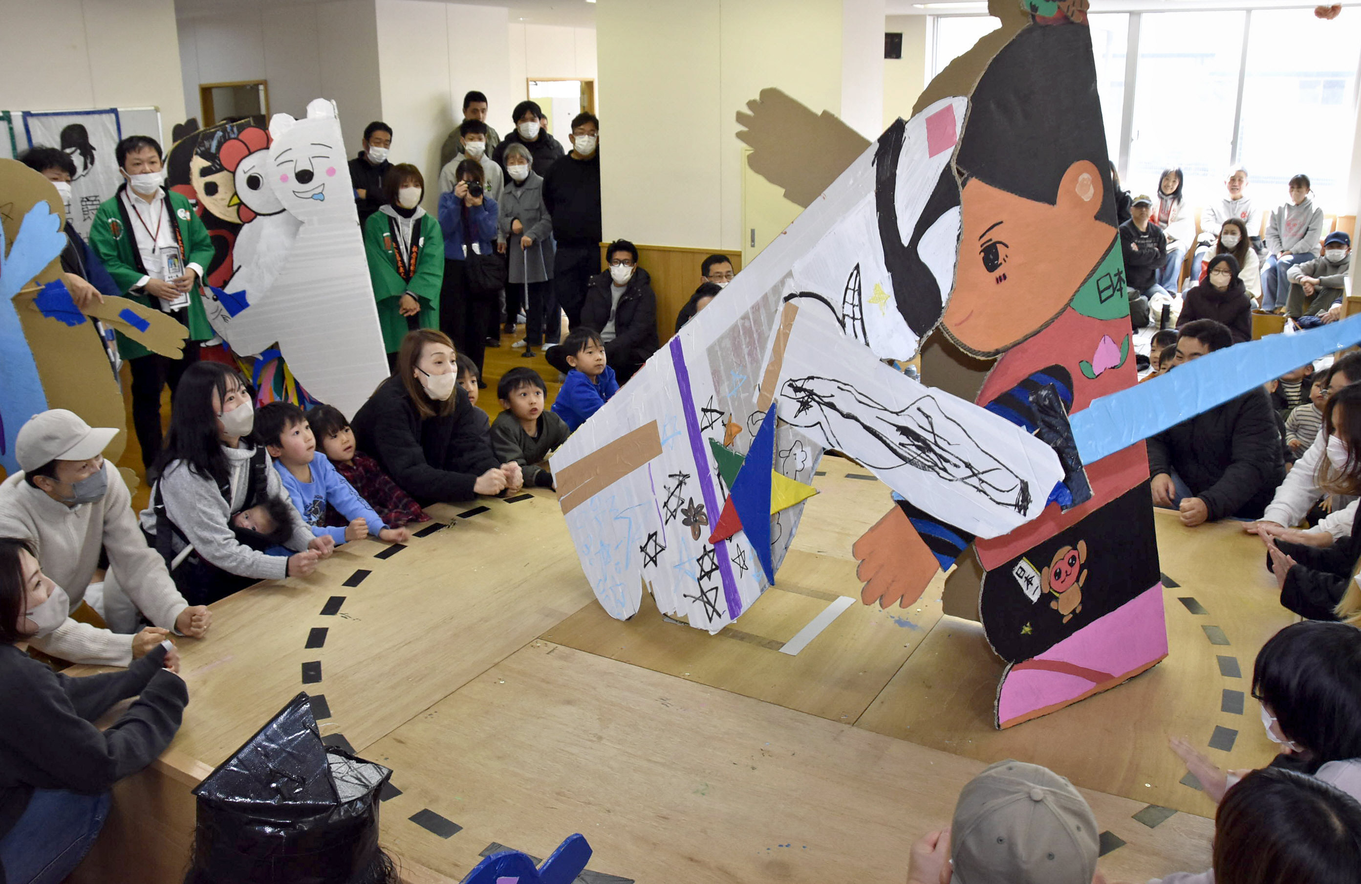 等身大の段ボール力士激突！ ドンドコ響く巨大紙相撲 南国市の南海学園