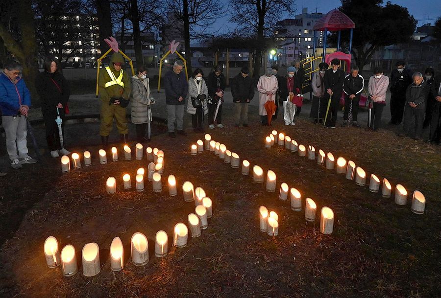 ろうそくで「3・11」を描き、東日本大震災の犠牲者を悼む市民ら(高知市稲荷町)