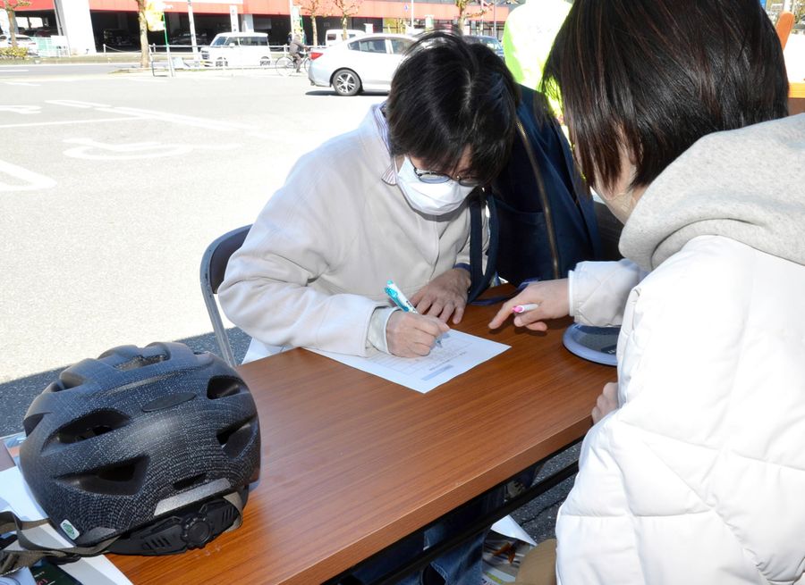 補助金を申し込む購入者（高知市のハマート薊野店）