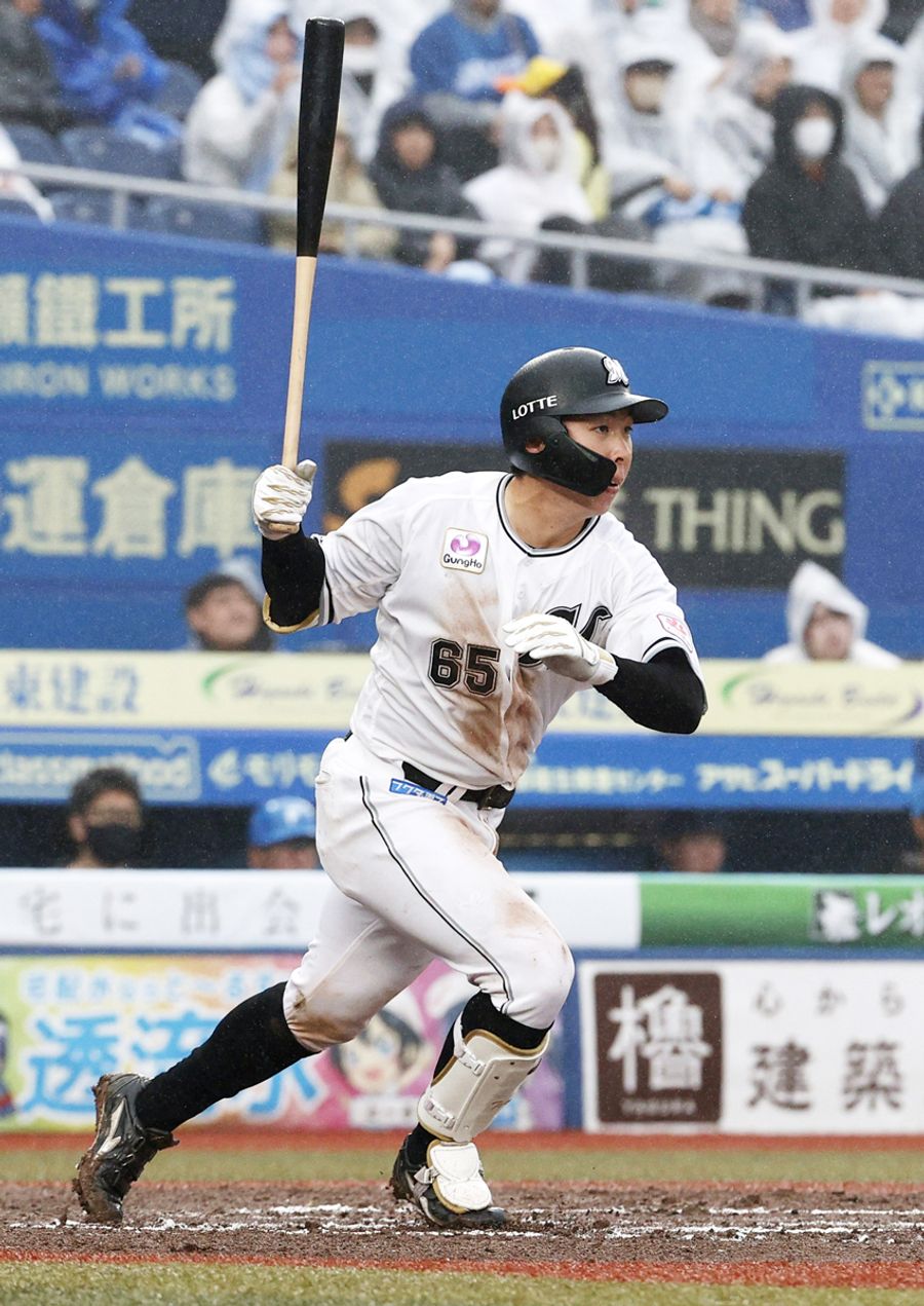 ６回、右越え適時打を放つロッテ・寺地（ＺＯＺＯマリン）