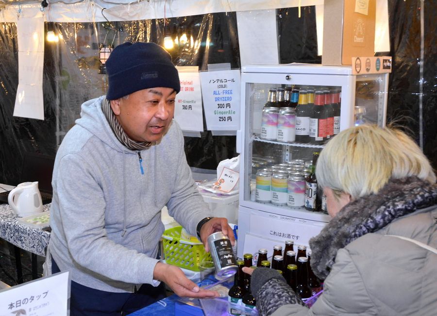 イベント会場で熱心に県内クラフトビールを販売する前野浩一さん（高知城の追手門広場）