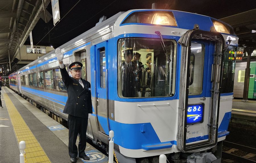 徳島駅長の出発合図で最後の運転に走り出す「むろと」