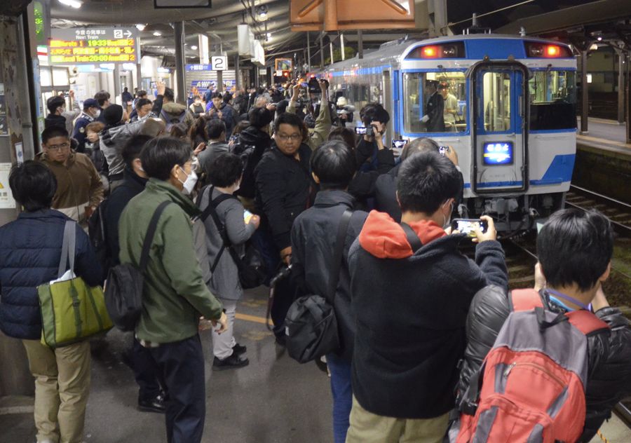 大勢の鉄道ファンが最後の姿を写真に収めた牟岐線の特急「むろと」（ＪＲ徳島駅）