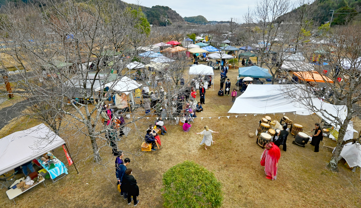 根付いた自然派土曜市 池公園（高知市）―土佐鳥瞰紀行（135） | 高知新聞