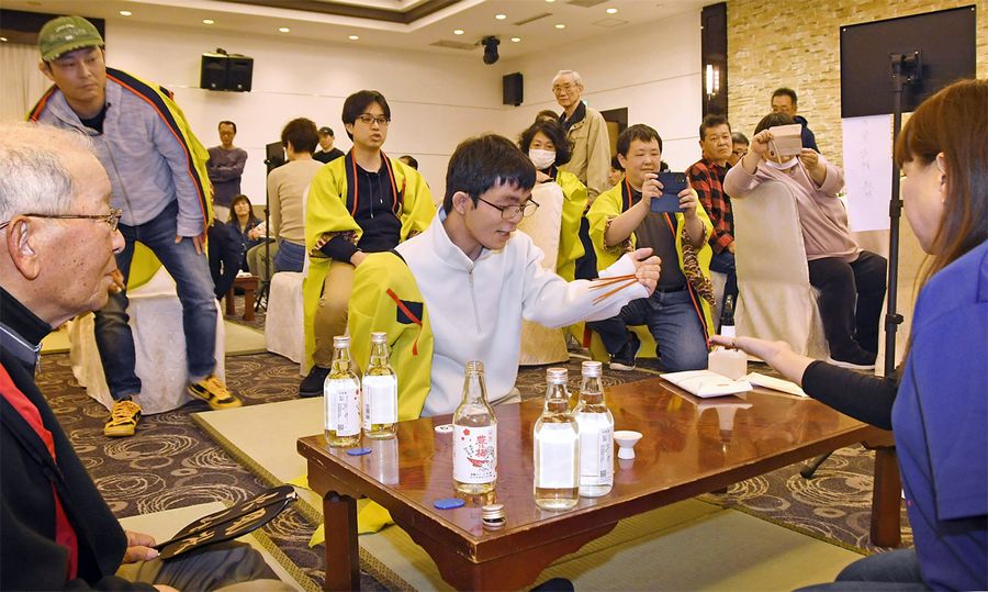 〝熱々〟の戦いを繰り広げる「はし拳南国場所」の参加者（南国市明見の「ザ・ミーニッツ」）