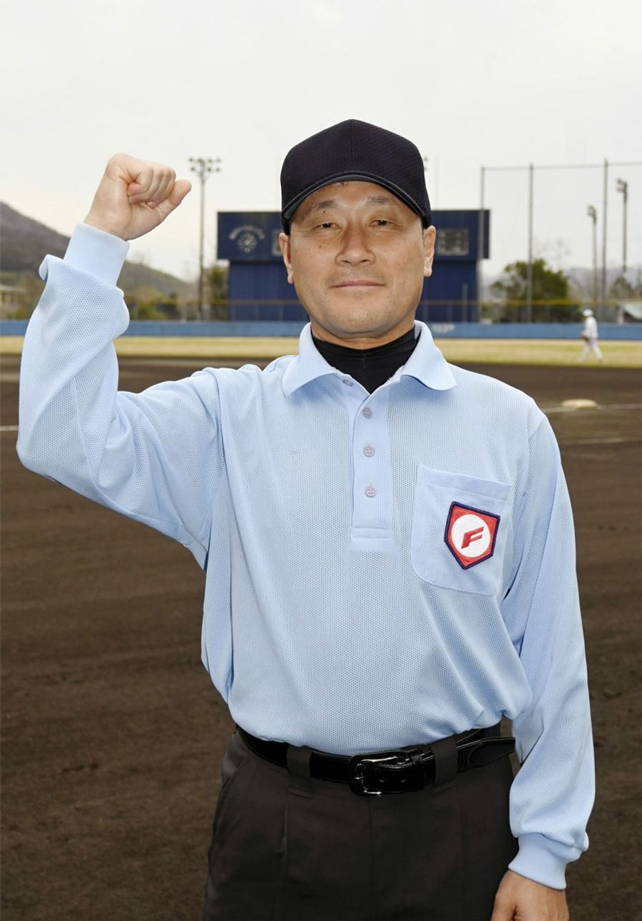 「コールやジェスチャーは試合に魂を入れるもの」と話す下西誠さん（四万十市安並の四万十スタジアム）