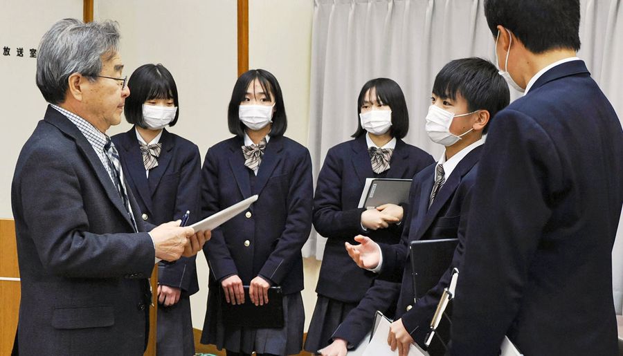 ゆるキャラを使った町のＰＲについて池田三男町長に意見を伝える東津野中学生（写真はいずれも津野町永野）