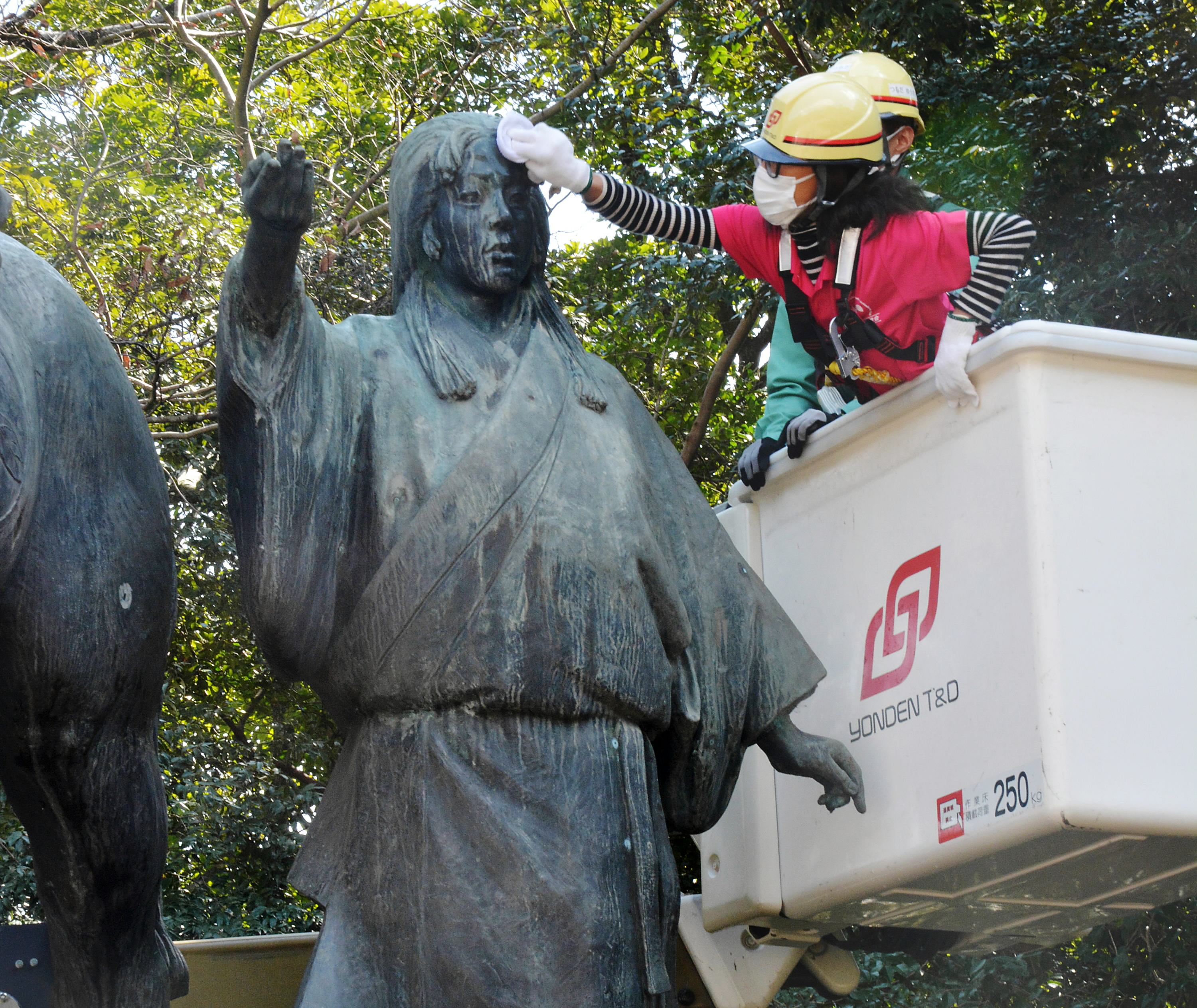 さらに美しく優しげな山内一豊の妻・千代の像を清掃 高知城で高知