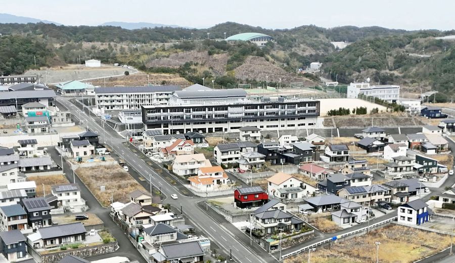 高台に新築移転された清水高校（中央）。グラウンドとプールは、上段にある清水中学校と共用する＝土佐清水市清水ケ丘