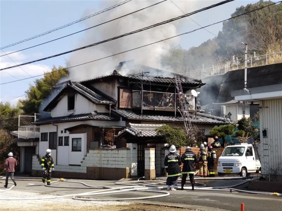 民家を半焼した火災現場（２０日午前１１時５０分ごろ、高知市朝倉己）