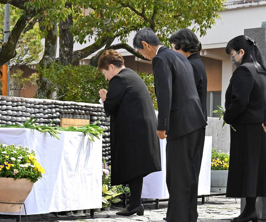 慰霊碑に花を手向ける遺族ら（高知市の学芸高校）