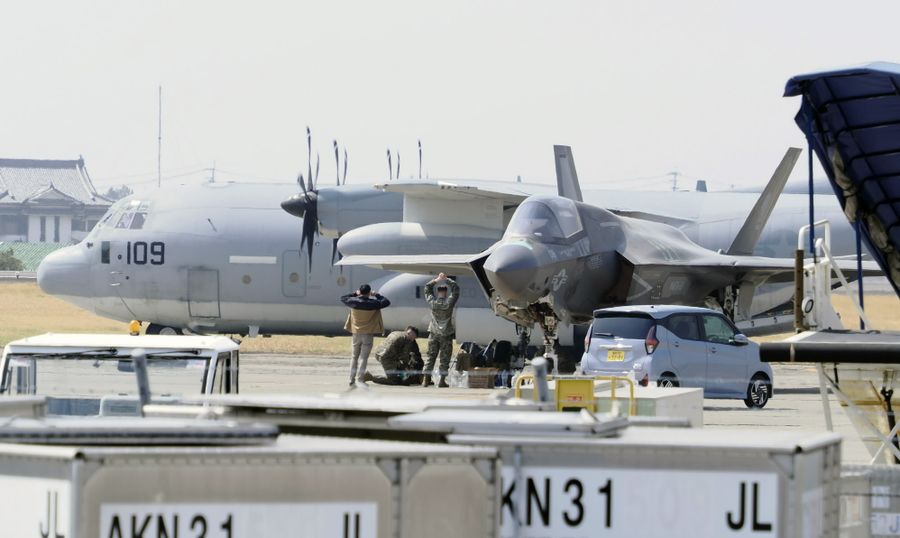 午前１０時５０分ごろ、米軍の輸送機＝戦闘機の後ろ＝が到着。戦闘機の斜め前に駐機し、整備士とみられる米軍関係者が降りてきた