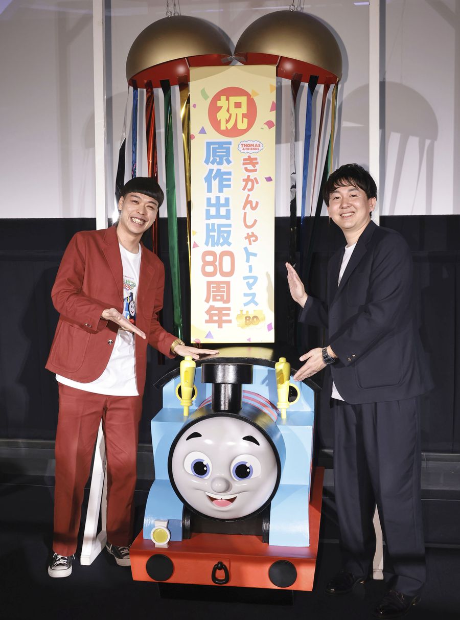 イベントに登場した「バッテリィズ」のエースさん=左=と寺家さん(21日、東京都新宿区)