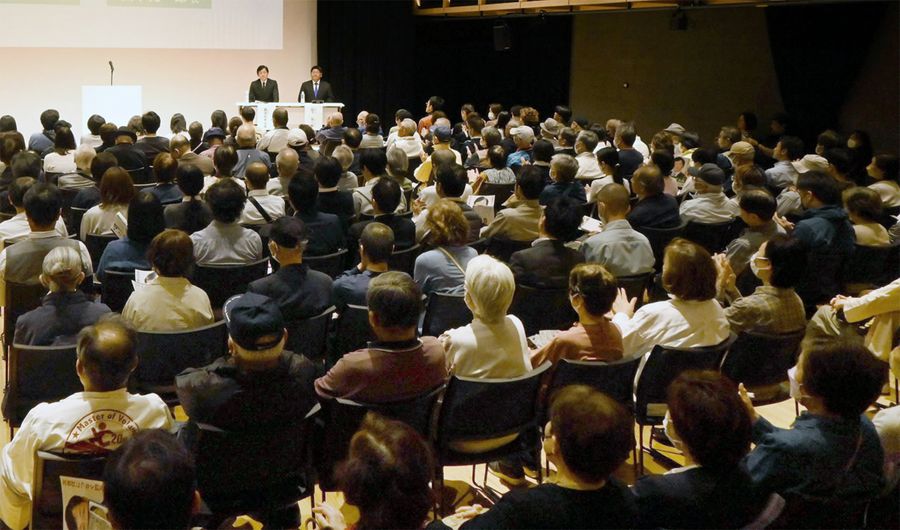 四万十市長選に立候補を表明している２氏が登壇した「市まちづくり政策表明会」（同市の「しまんとぴあ」）