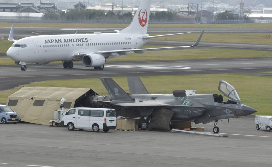 整備が続く米軍戦闘機（２８日午後３時３５分ごろ、高知龍馬空港＝伊野部重智撮影）