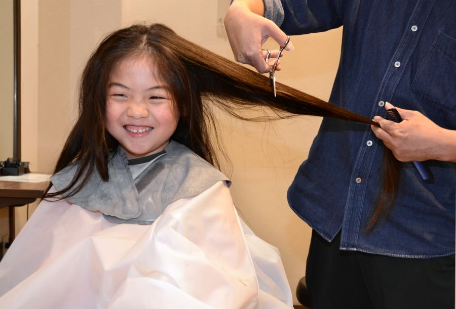 ヘアドネーションのために伸ばした髪を切る谷真秀ちゃん(高知市本町5丁目)