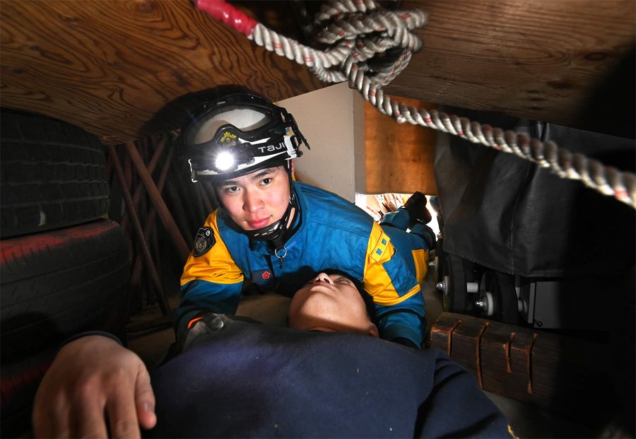 閉所での救出訓練に取り組む三本竜也さん（南国市大そね甲の県警機動隊庁舎）