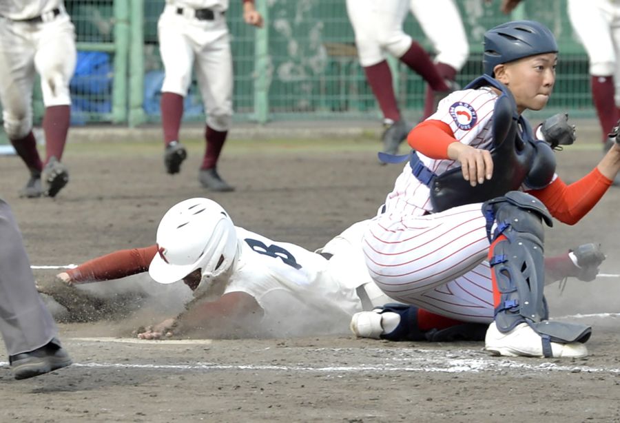 【中央―高知】９回裏高知１死一、二塁、黒瀬の右翼線二塁打で一走大竹が長駆サヨナラのホームイン。捕手延川（日本トーター野球場＝井上太郎撮影）