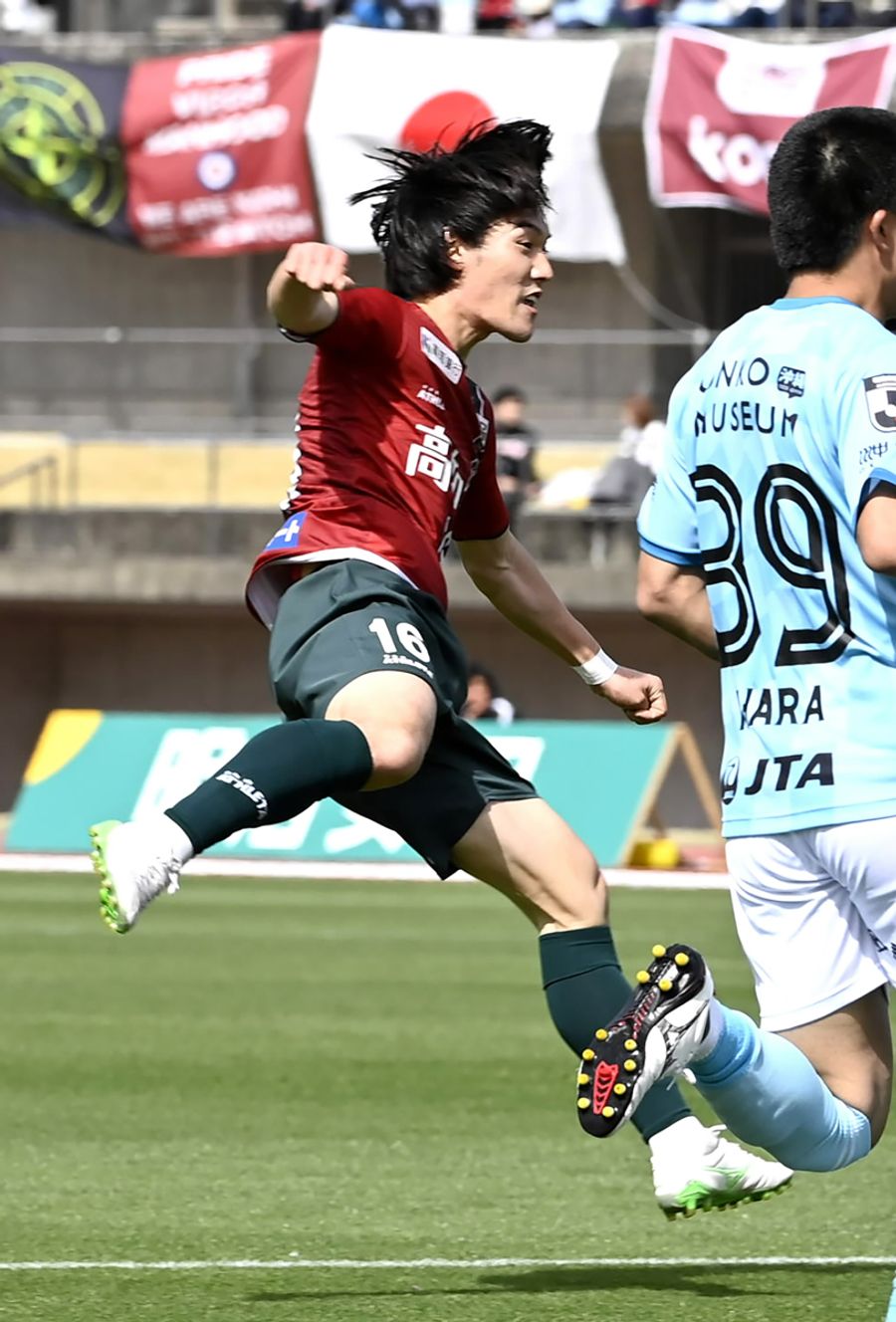 【高知―琉球】前半３６分、高知Ｕ・上月（１６）がＪ初ゴールを決めて１―１に追い付く（春野陸上競技場＝河本真澄撮影）