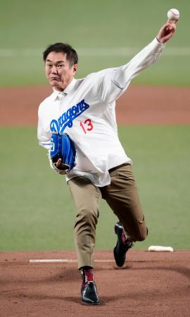 元中日の岩瀬仁紀さんが始球式 407セーブ、1月に殿堂入り | 高知新聞