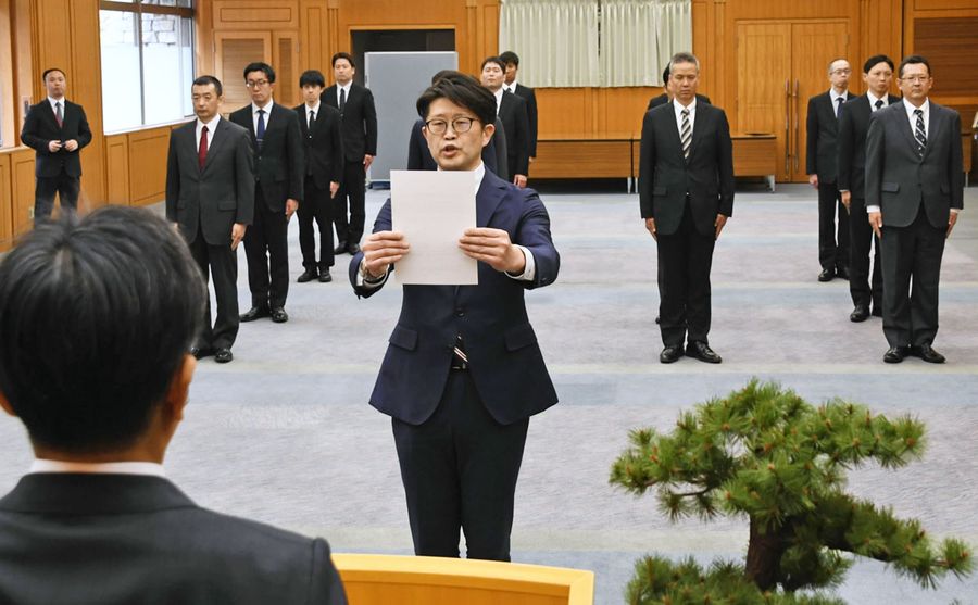 警衛対策課の発足式で決意表明する宇賀元紀課長（県警本部）