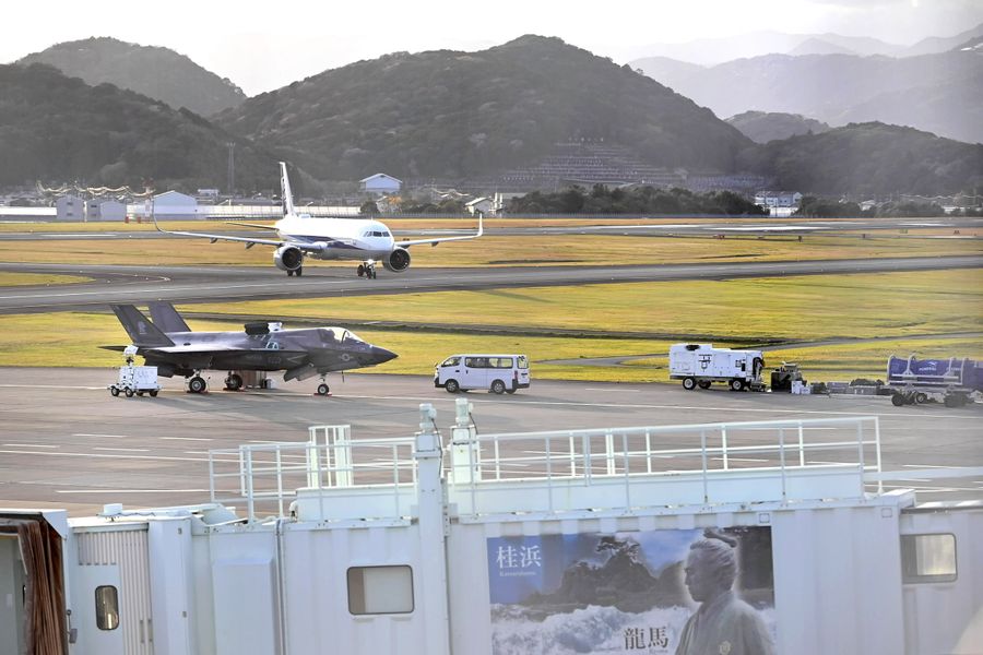 戦闘機の近くにあったテントは片付けられた(3日午後5時55分ごろ、高知龍馬空港=河本真澄撮影)
