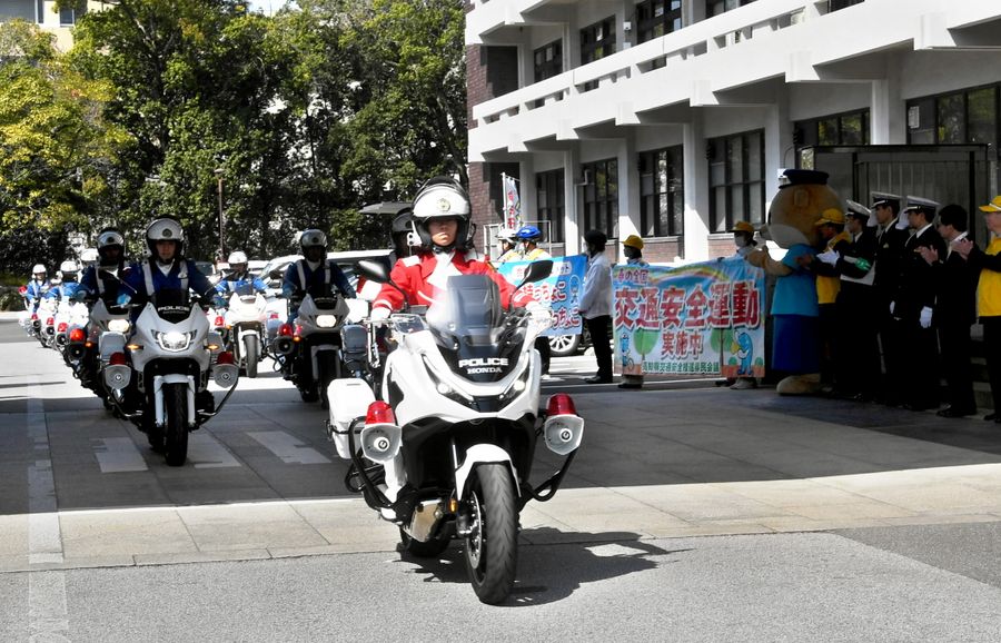 取り締まりに出発する白バイ隊員（県庁）