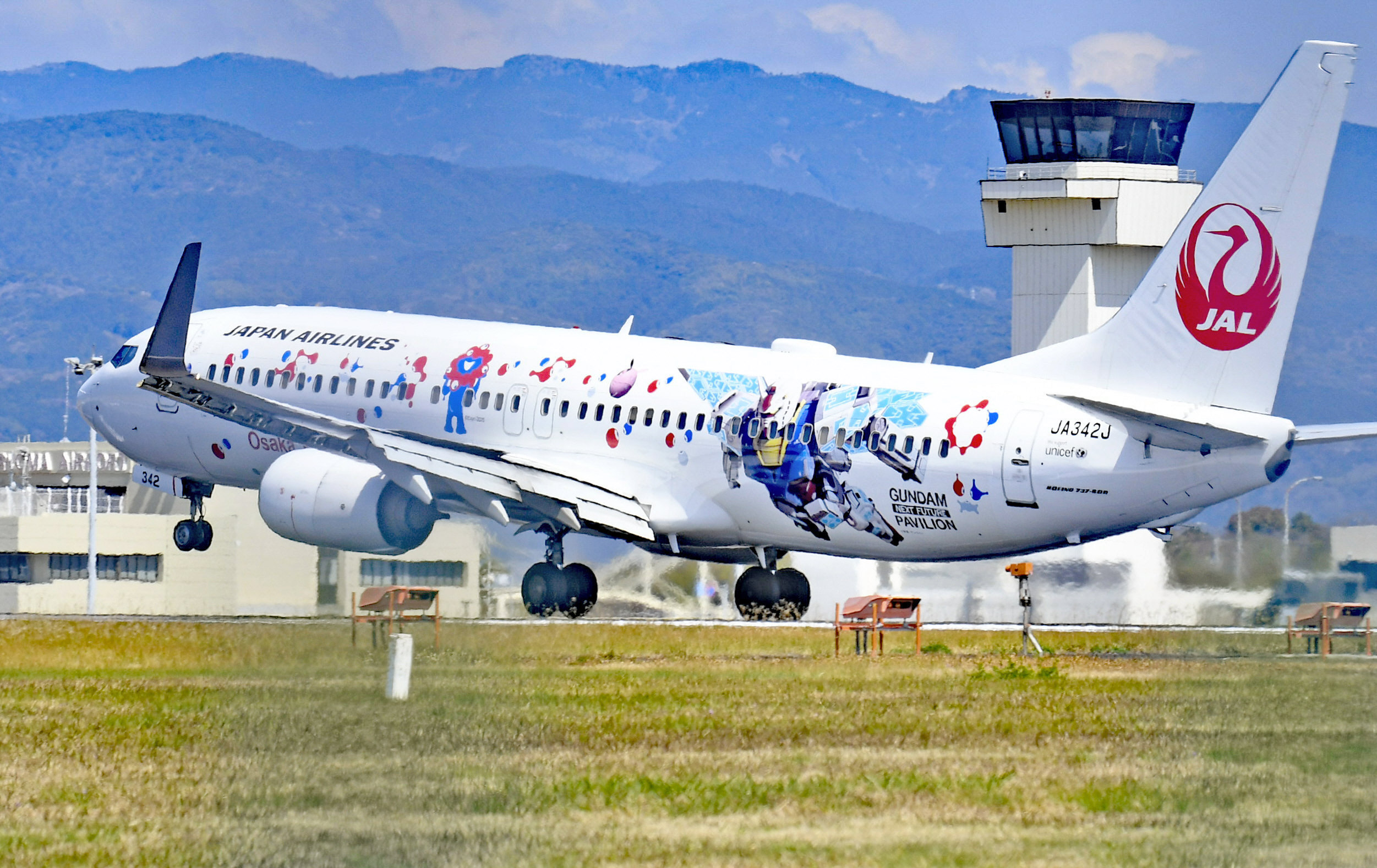 JAL「ガンダムJET」高知龍馬空港に降り立つ アニクリ祭に合わせ2往復