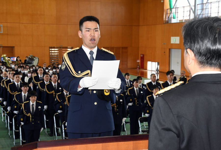 59人が新たなスタートを切った県警察学校の入校式(南国市大そね甲)