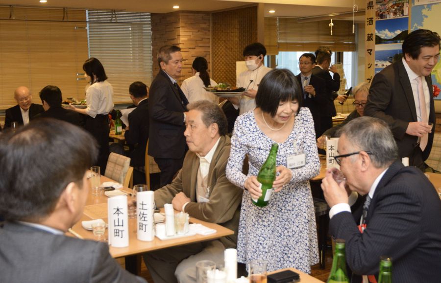 約５０人が交友を深めた東京嶺北会総会（東京・銀座のまるごと高知）