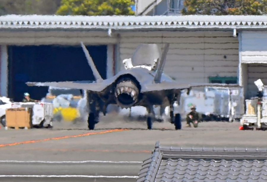 エンジンの噴射口を下向きにして試運転する米軍機(6日午後0時半ごろ、高知龍馬空港=新田祐也撮影)