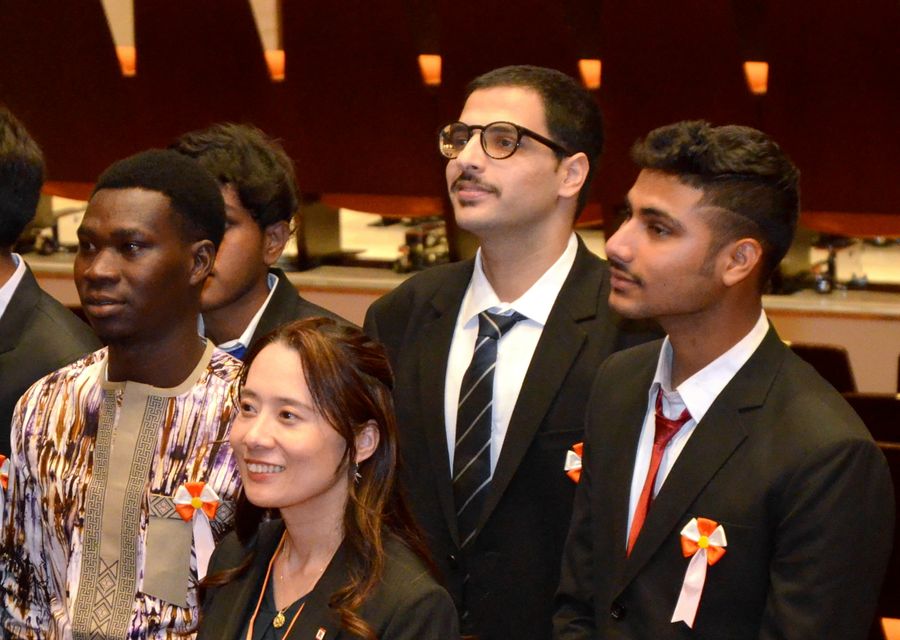 入学式に出席したモハメド・アルダフディーさん（右から２人目）、サンフォ・ムッサさん（左端）＝高知市本町４丁目の県民文化ホール