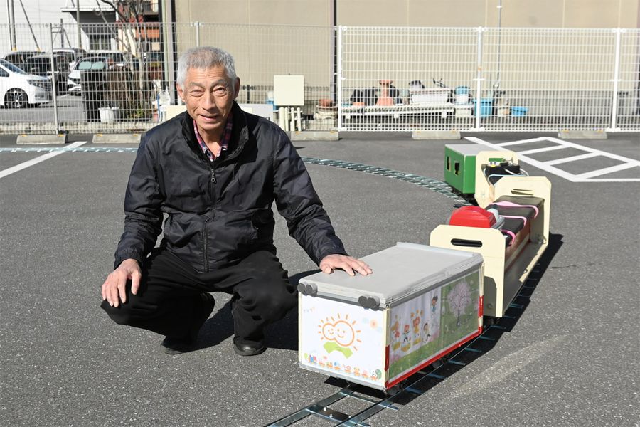 「汽車じぃ」としてミニ列車を走らせている山崎俊一さん（高知市高須１丁目の高知新聞住宅総合展示場「ライム」）