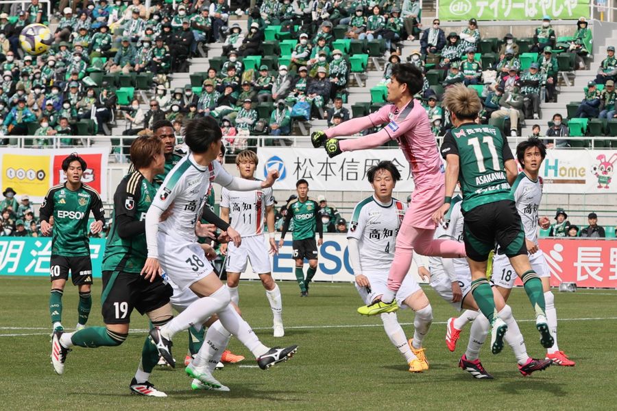 ２５年４月、元Ｊ１の松本山雅と戦う高知ユナイテッドイレブン（長野県のサンプロアルウィン）