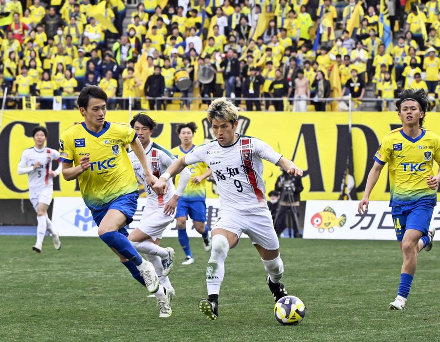 ２５年２月、高知ユナイテッドは記念すべきＪ初戦で栃木ＳＣに挑んだ（栃木県のカンセキスタジアムとちぎ）