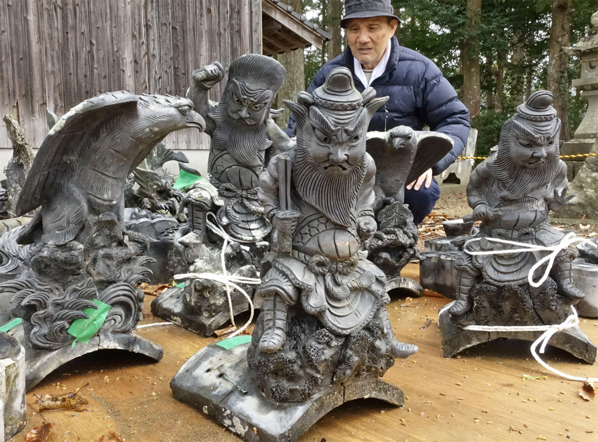 息をのむ精緻さ、魔よけの鍾馗や竜明治の装飾瓦に感嘆 社殿修復で