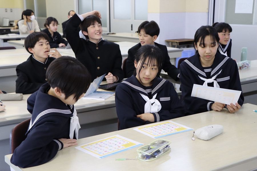 ゲームの必勝法を考える生徒たち(東洋町白浜の甲浦中学校)
