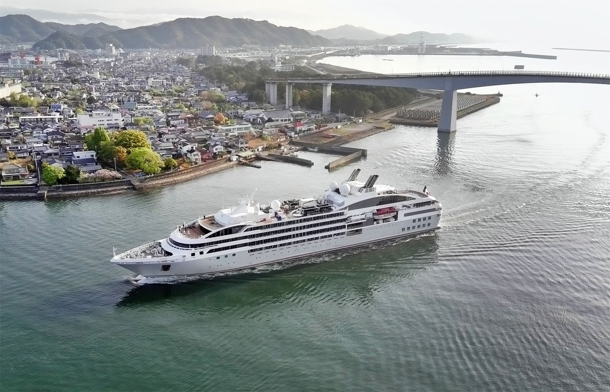 13年ぶり！高知港へ客船 フランス船籍「ル・ソレアル」浦戸湾を