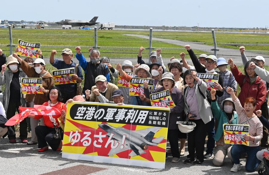 説明を求め抗議する市民ら（11日、高知龍馬空港）