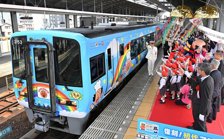 アンパンマン列車運行２５周年記念で、初代の復刻車両が出発した（ＪＲ高知駅＝新田祐也撮影）