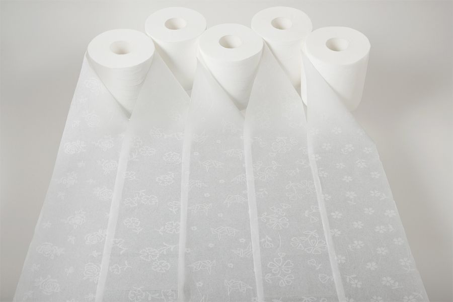 桜などのすかし模様が入ったハヤシ商事のトイレットペーパー（同社提供）