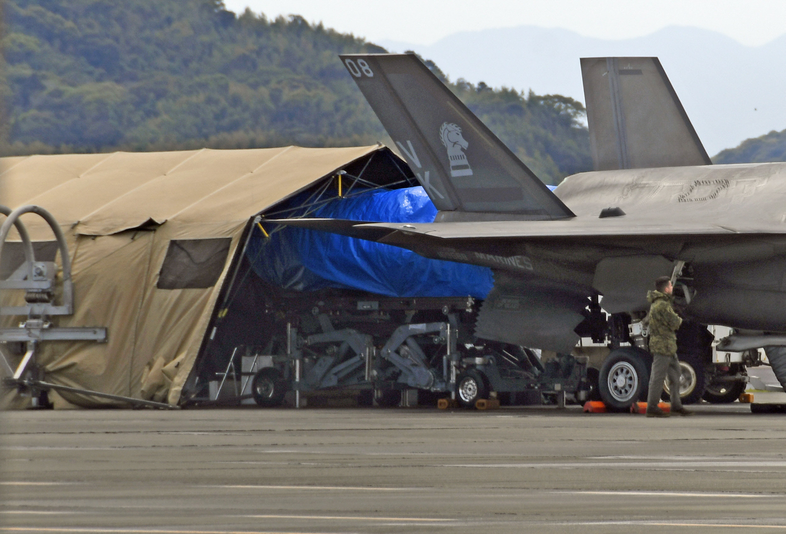 米軍F35ステルス戦闘機、10日ぶり大型テントにエンジン 高知龍馬