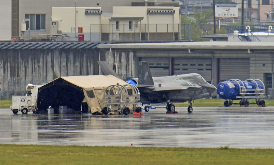 雨や風が強まる中、米軍関係者は早々に撤収した(14日午後4時15分ごろ、高知龍馬空港=佐藤邦昭撮影)