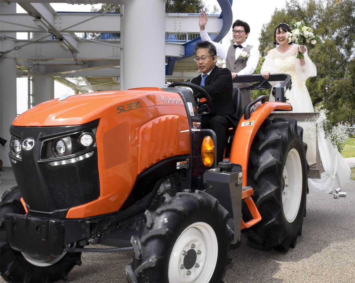新郎新婦、トラクターで入場！ 香南市夜須町の農家が手作り結婚式を