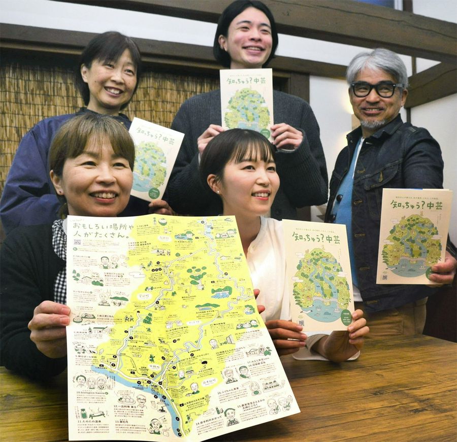 完成した地図を手に中芸地域の魅力を語り合うメンバーら（安田町正弘の「いなかじかん」）