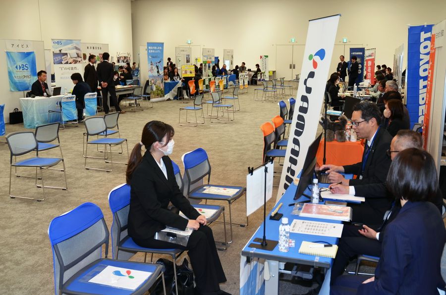 ２月の「高知就活対策フェア」。参加する学生は減りつつある（高知市の「かるぽーと」）