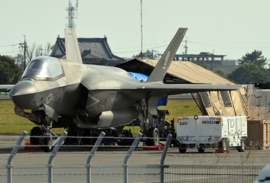 米軍関係者が機体を整備する姿は確認できなかった(16日午後3時55分ごろ、高知龍馬空港)